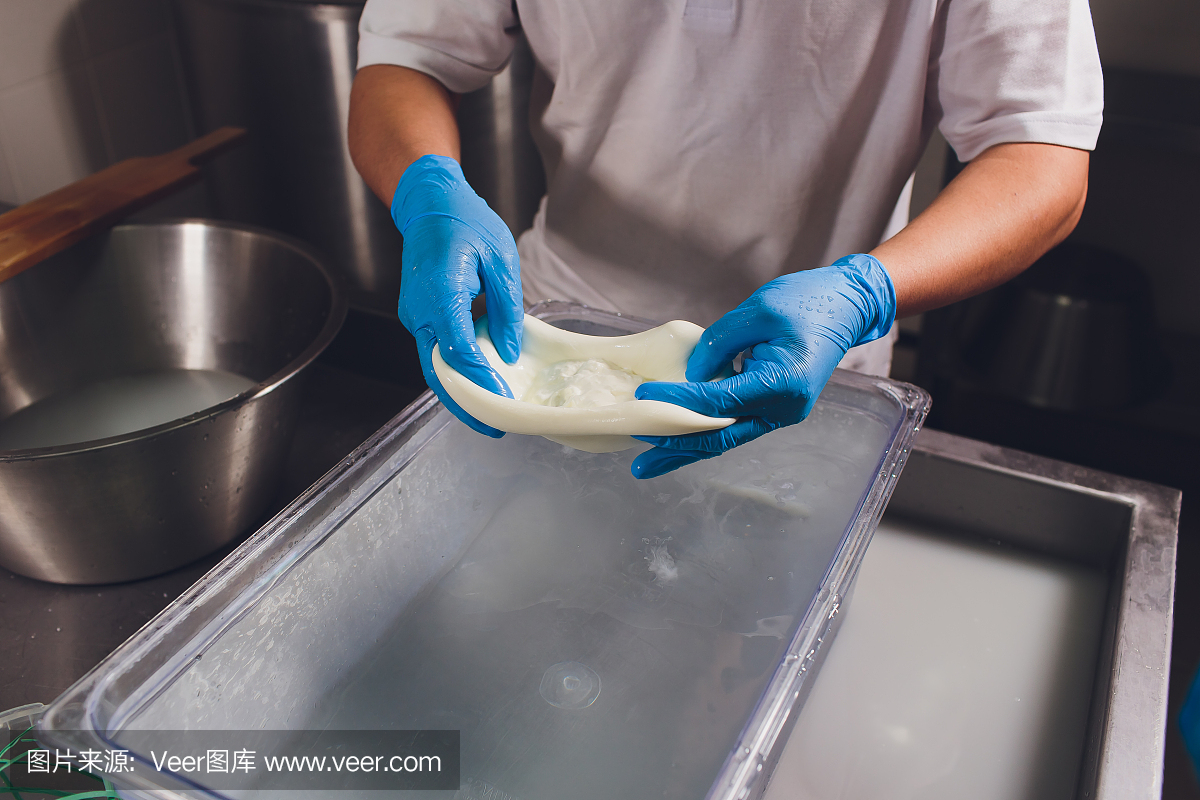 工匠用手切马苏里拉奶酪。